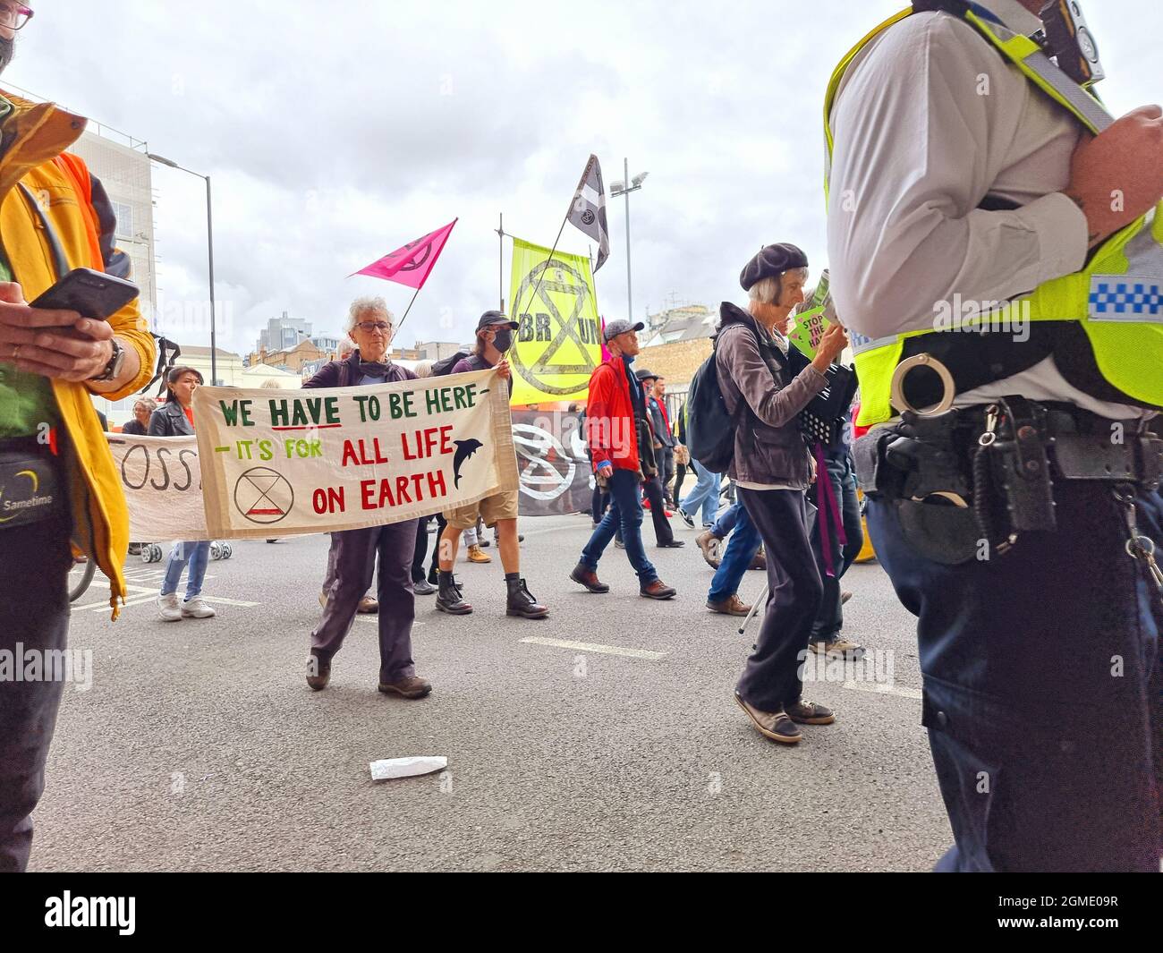 Die Demonstranten der Gruppe Extinction Rebellion marschieren am Borough Market im Zentrum von London vorbei und fordern, dass die Regierung dringende Maßnahmen zur Bekämpfung der Umweltzerstörung ergreift. Solche Proteste nehmen vor der COP 26-Konferenz der Staats- und Regierungschefs der Weltstaaten am 31. Oktober in Glasgow zu. London, Großbritannien. Stockfoto