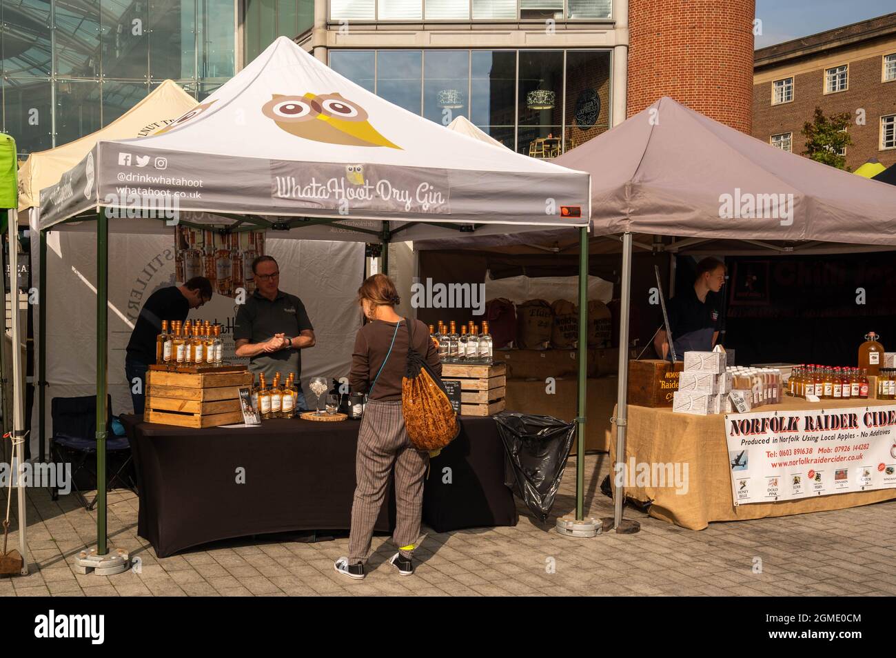 Ein Blick auf die Speisen und Getränke Stände beim Food Festival vor dem Forum norwich Stadtzentrum Norfolk England Stockfoto