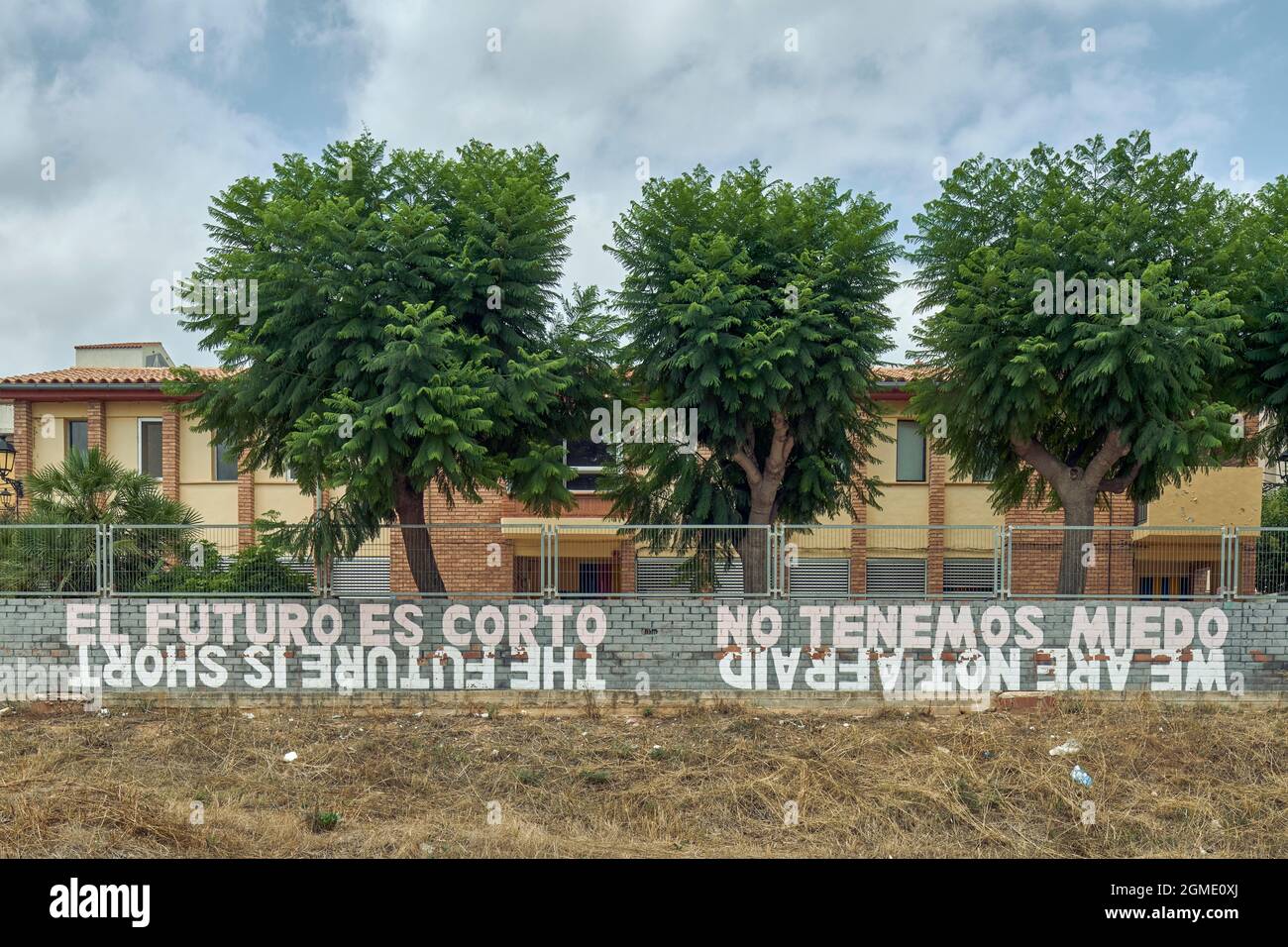 Die Zukunft ist kurz, wir haben keine Angst, Graffiti an einer Wand der kleinen Stadt Fanzara in der Provinz Castellón, Spanien, Europa Stockfoto