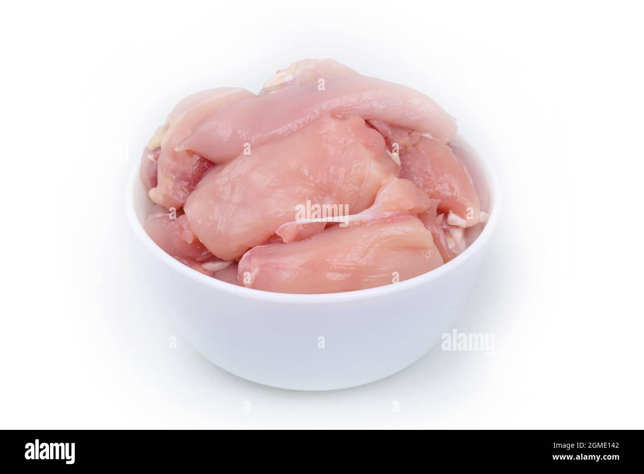 Huhn ohne Knochen in einer Schüssel auf weißem Hintergrund Stockfoto