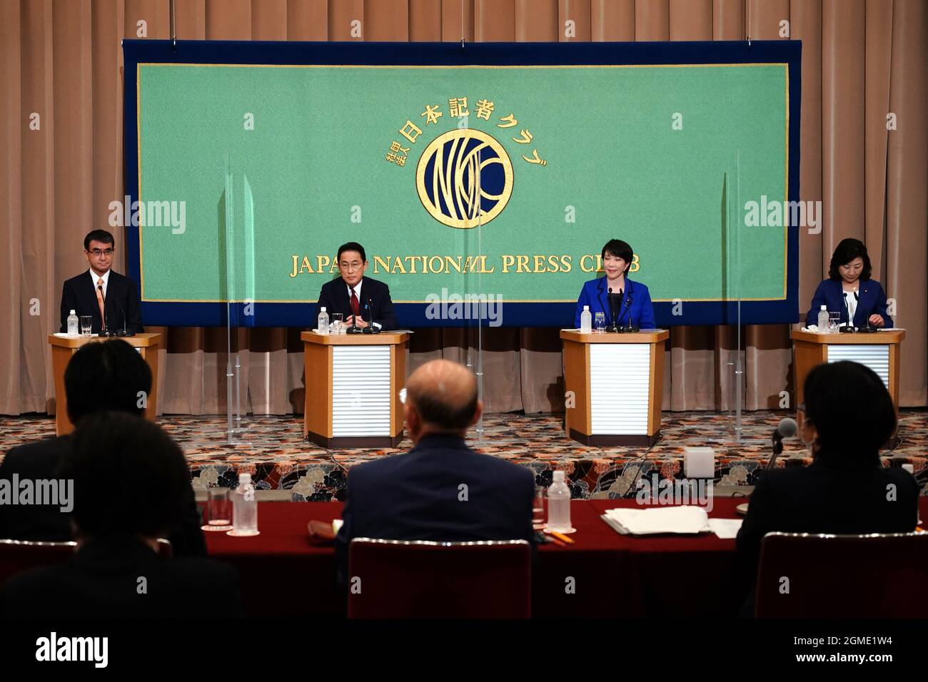 Tokio, Japan. September 2021. Kandidaten für die Präsidentschaftswahl der regierenden Liberaldemokratischen Partei nehmen an einer Diskussionssitzung des Japan National Press Club in Tokio Teil. Die Kandidaten sind von links nach rechts, Taro Kono, der für Impfungen zuständige Kabinettsminister, Fumio Kishida, ehemaliger Außenminister, Sanae Takaichi, ehemaliger Innenminister, und Seiko Noda, ehemaliger Innenminister. (Bild: © POOL via ZUMA Press Wire) Stockfoto