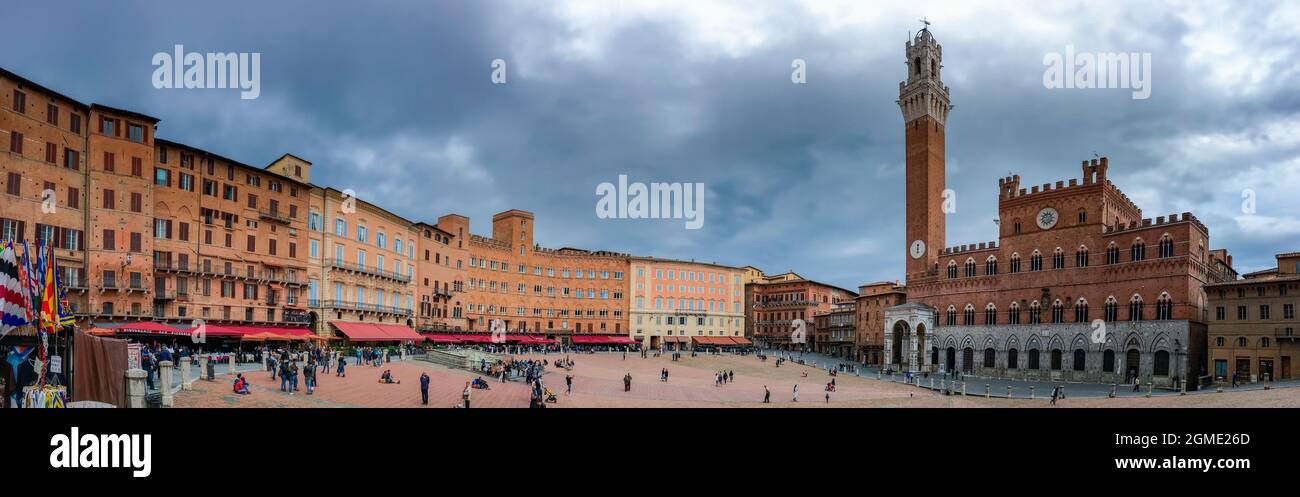 Mangia Turm (Torre del Mangia) und Piazza del Campo in der Dämmerung - die Stadt Siena in der Toskana, Italien. Das historische Zentrum von Siena ist eine UNESCO ein Wor Stockfoto