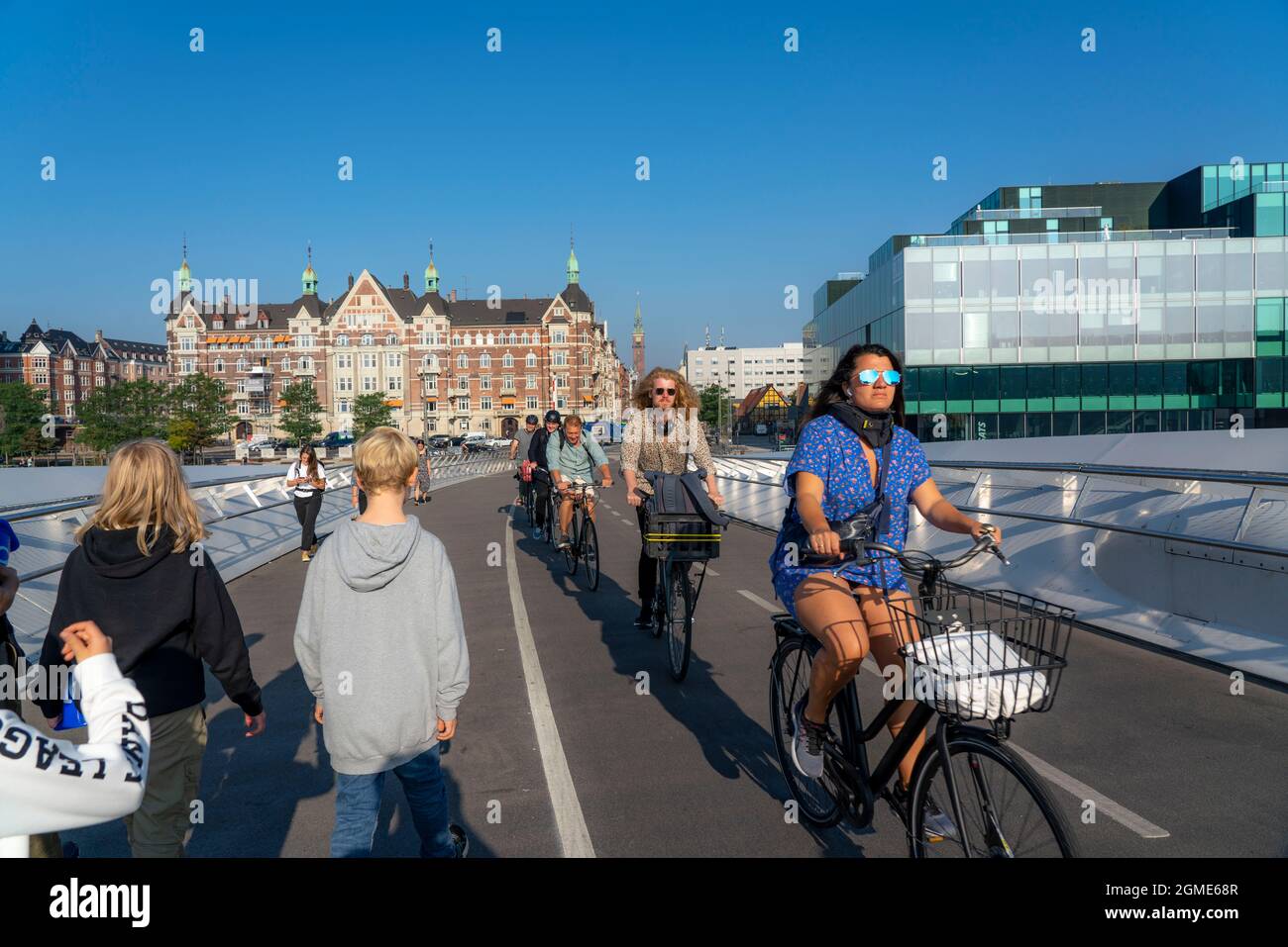 Radler auf der Lille Langebro Rad- und Fußgängerbrücke über den Hafen, Kopenhagen gilt als die Radfahrhauptstadt der Welt, 45% der Einwohner Stockfoto