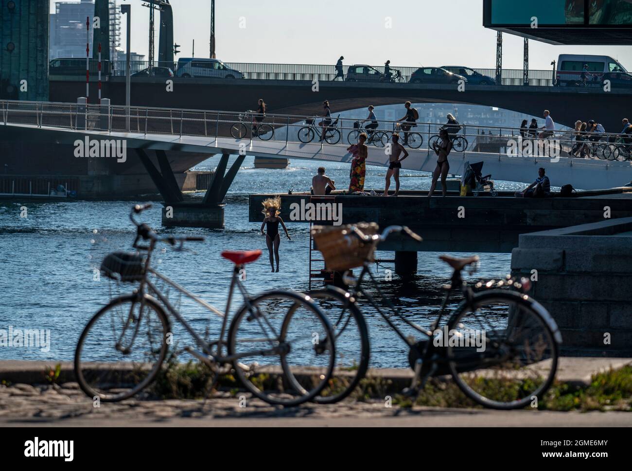 Radfahrer auf der Lille Langebro Rad- und Fußwegbrücke, mit der Langebro Straßenbrücke hinter, über den Hafen, Kopenhagen gilt als das Radfahren Stockfoto