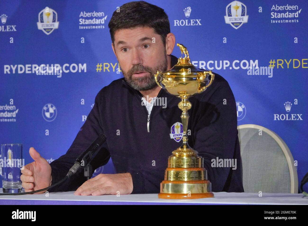 Wentworth Golf Club Surrey UK Padraig Harrington (Irland) spricht mit den Medien als nächster europäischer Ryder Cup Kapitän, im PGA European Tour HQ im Wentworth Golf Club Stockfoto