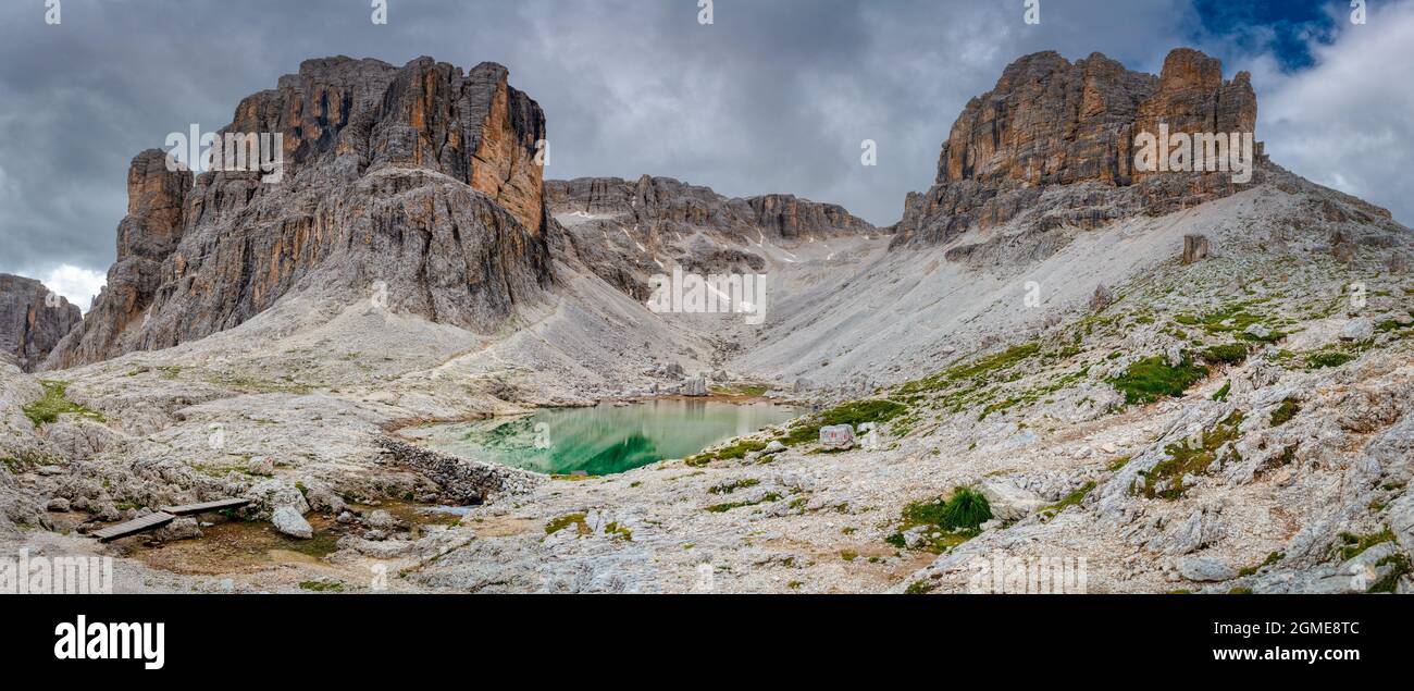 Das Kiesbecken, das den herrlichen See Pisciadu in der Sellagruppe in den Dolomiten beherbergt Stockfoto