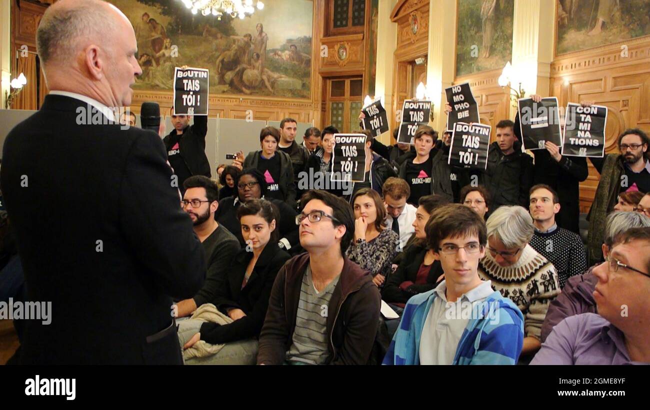 Paris, Frankreich, Aidsaktivisten von Act Up Paris, Protest gegen den konservativen Politiker und Homophobe Frankreichs, während der Anti-Gay Marriage Press Debate, Mairie du 4e, Christophe Girard, ehemaliger Bürgermeister, sprach vor Publikum Stockfoto