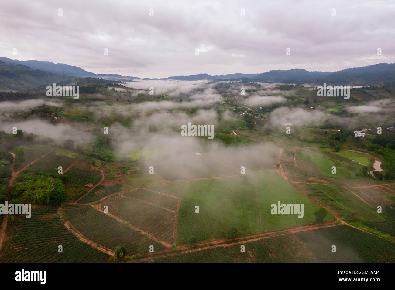 Luftbild Landschaft von Farm Land in ländlichen Dorf Berge von asien mit Nebel während der Morgenzeit verfilet Stockfoto