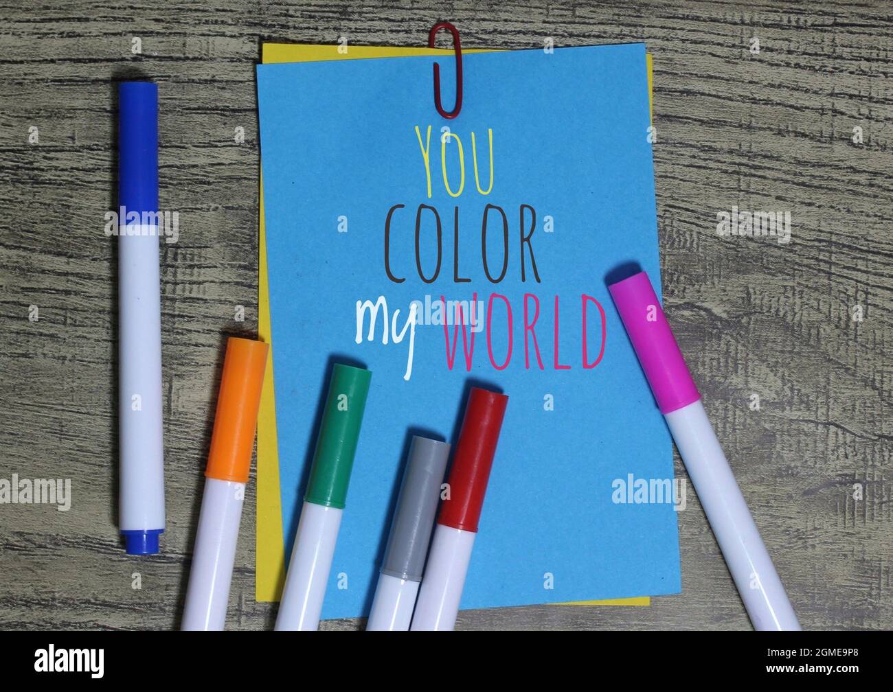 Romantik, Liebe und Valentinstag-Konzept. Draufsicht auf farbigem Notizpapier und farbigem Stift mit Text FÄRBT IHR MEINE WELT Stockfoto