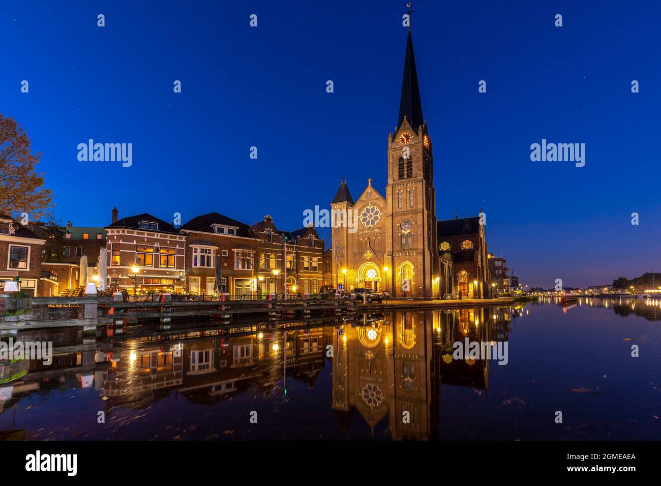 Das historische Dorf Leidschendam, in den Niederlanden am Rijn-schiekanaal während der Dämmerung Stockfoto