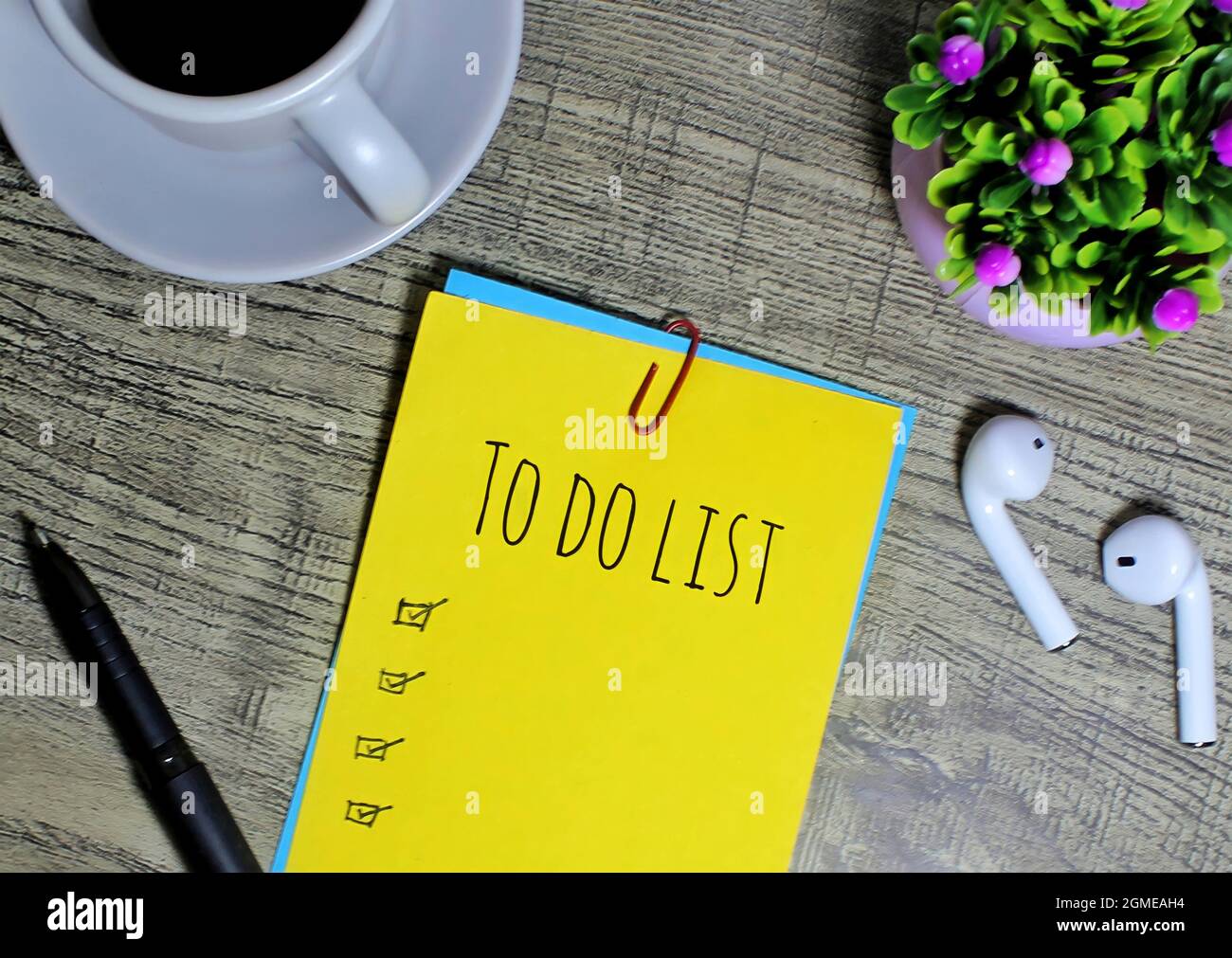 Draufsicht auf Stift, Kaffee und farbliches Notizblock mit Text-TO-DO-LISTE darauf. Stockfoto