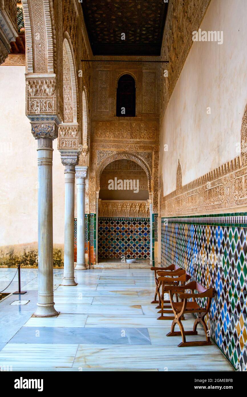 Galerie mit Säulen in der Alhambra in Granada, Spanien Stockfoto