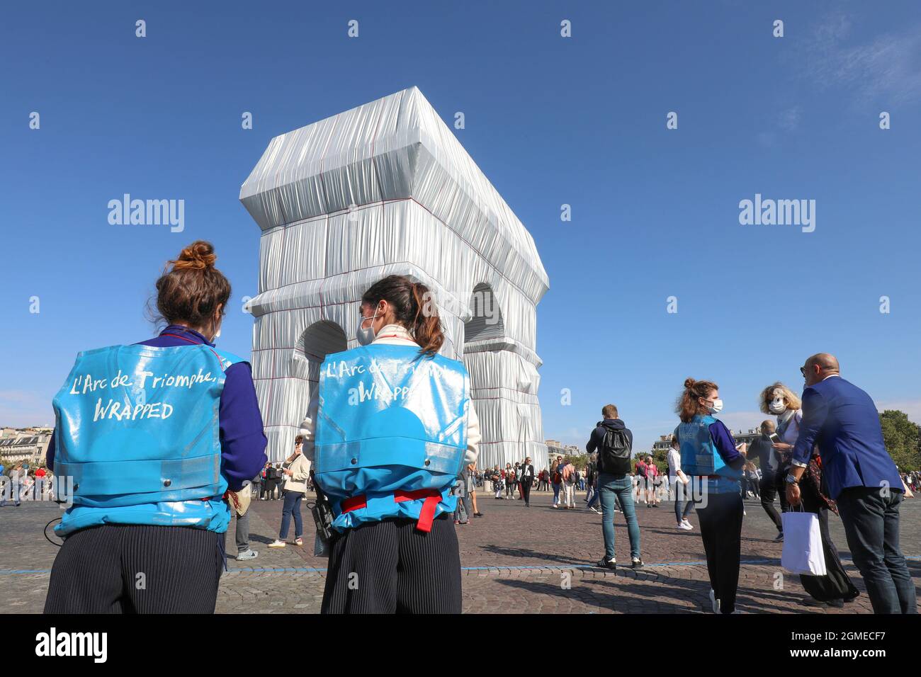 ERSTER TAG DER ERÖFFNUNG L'ARC DE TRIOMPHE VERPACKT Stockfoto