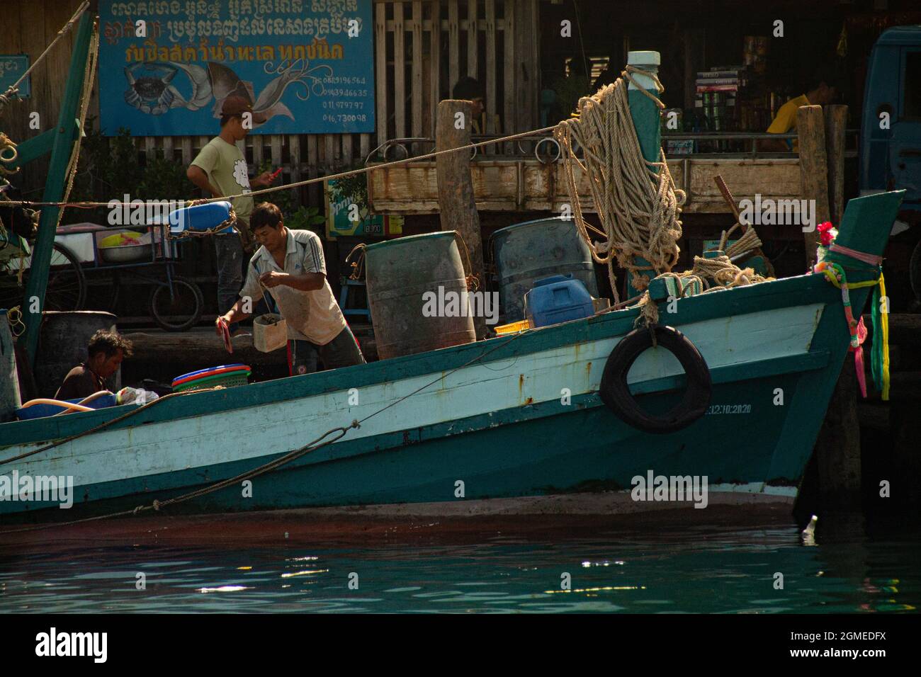 KOH SDACH, KAMBODSCHA - Jan 27, 2021: Die Fischerboote und Fischer auf einem Fischmarkt auf einem Pier in Koh Sdach, Kambodscha Stockfoto