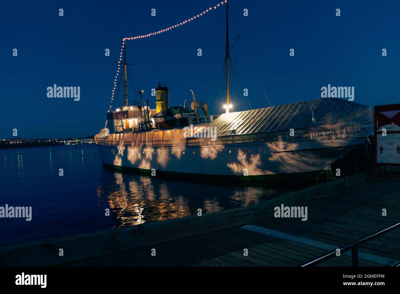 CSS Acadia in der Nacht mit Schneeflocken Lichter auf sie Stockfoto