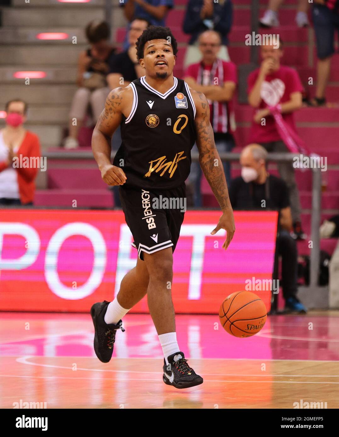 Bonn, Deutschland. September 2021. Telekom Dome, Basketball, Vorsaison-Spiel, Telekom Baskets Bonn vs Basketball Loewen Braunschweig: Tookie Brown (Braunschweig) steuert den Ball. Quelle: Jürgen Schwarz/Alamy Live News Stockfoto