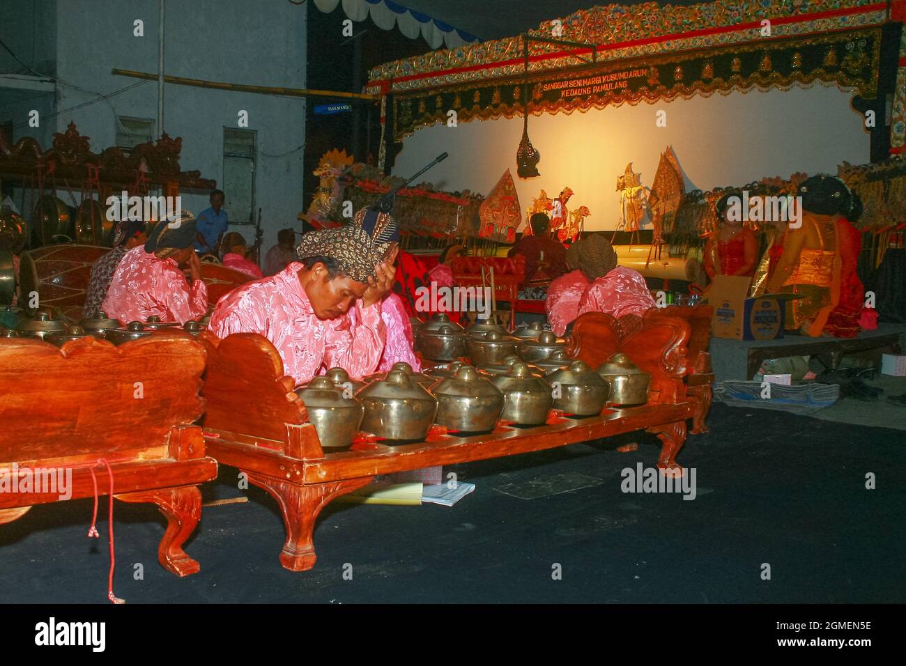 Gamelan-Musiker in traditionellen javanischen Kostümen begleiten ein Schattenpuppentheater. Puppentheater werden in der Regel die ganze Nacht lang inszeniert. Stockfoto