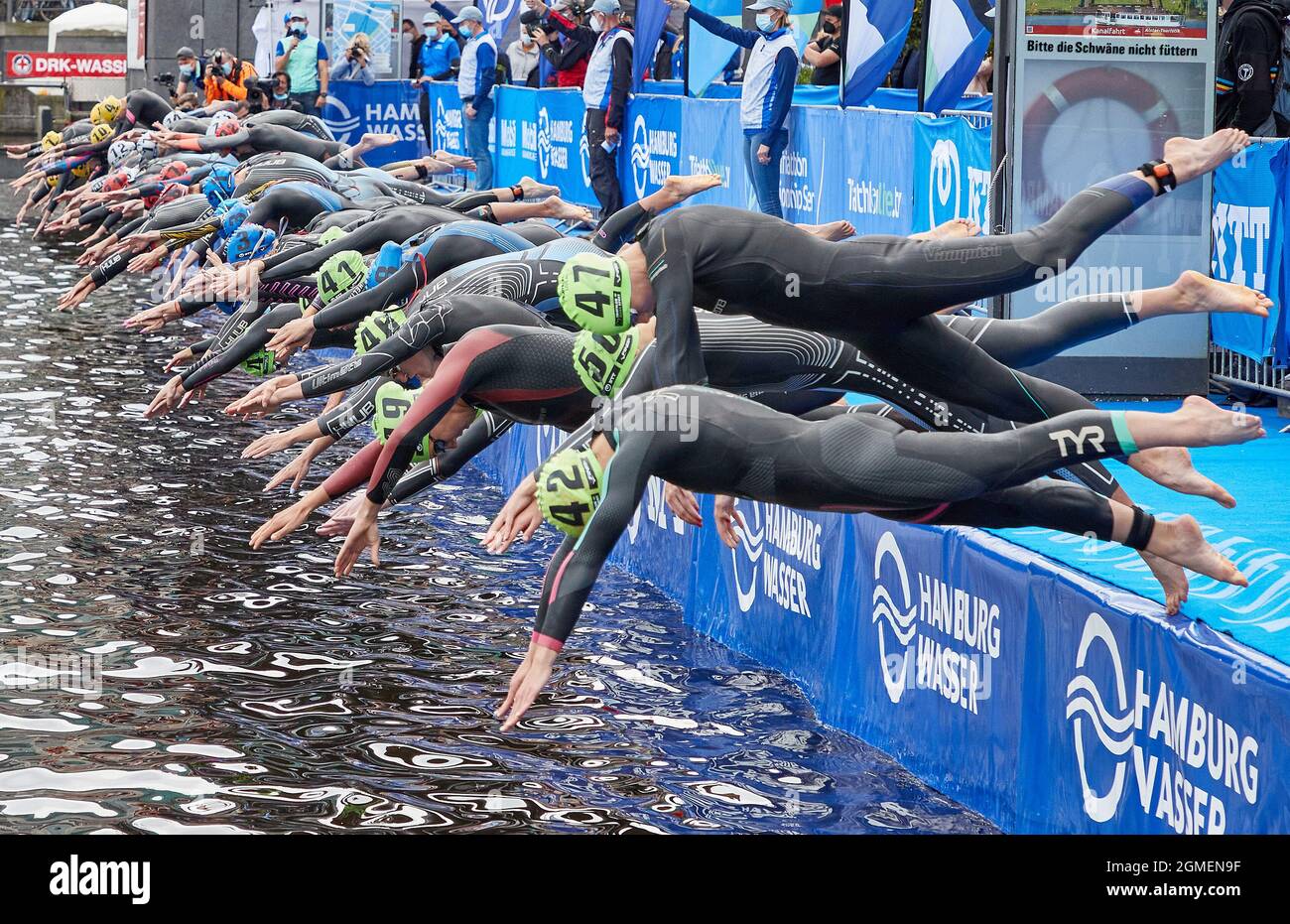 Hamburg, Deutschland. September 2021. Triathlon: ITU World Triathlon Series/World Championship, Damen. Die Teilnehmer springen am Start in die Binnenalster. - Recrop Credit: Georg Wendt/dpa/Alamy Live News Stockfoto