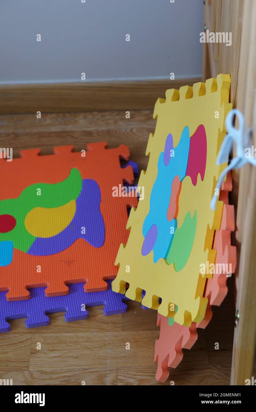 Vertikale Aufnahme von bunten Kiddy Puzzle Matte Stockfoto