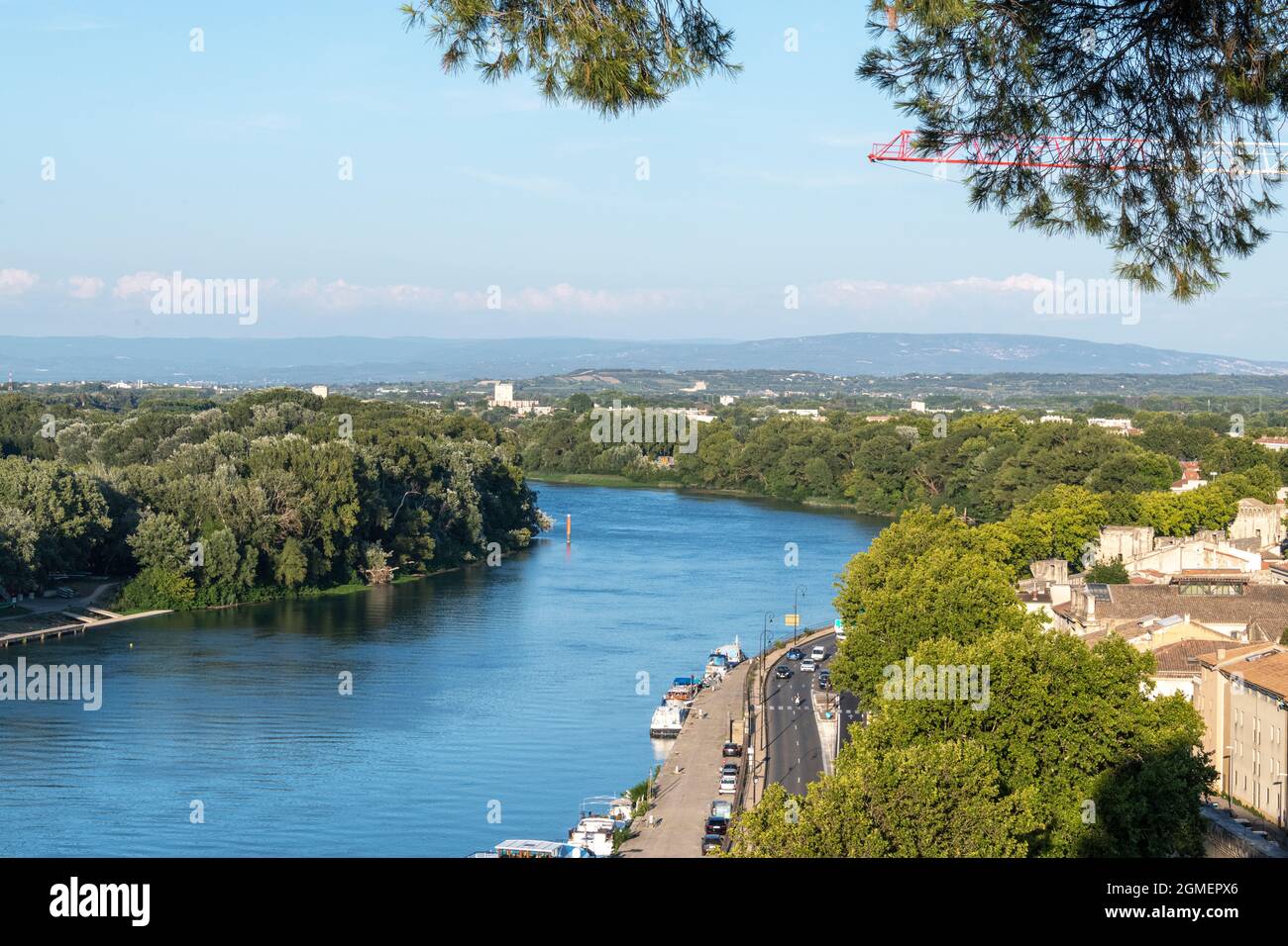 Blick über den Vaucluse in Richtung Chateauneuf du Pape vom Rocher des Doms Aignon, Frankreich. Stockfoto