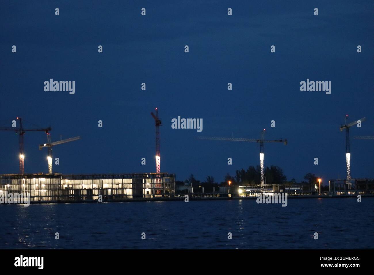 Port Charlotte, Florida, USA, 17. September 2021, Sun Seeker Resort Bauprojekt Wasserblick bei Nacht Stockfoto