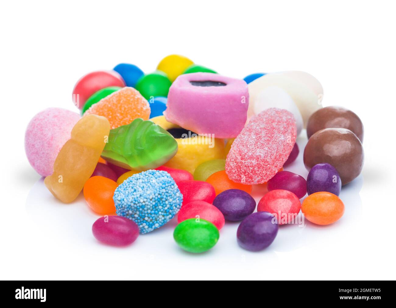 Lakritze Allsorts Süßigkeiten mit Gelee-Zucker Süßigkeiten und Bohnen mit Milchschokolade Süßigkeiten auf weißem Hintergrund. Makro Stockfoto