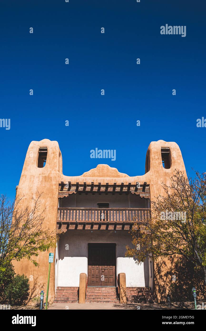 Südwestliche Adobe-Architektur von Santa Fe New Mexico gegen blauen Himmel Stockfoto