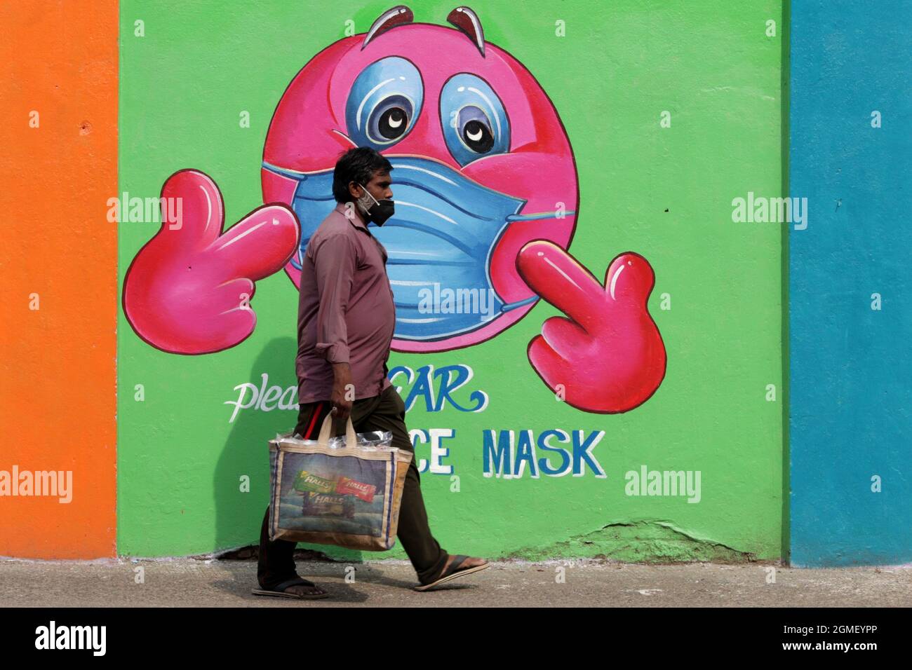 Chennai, Tamil Nadu, Indien. September 2021. Ein Mann geht am Straßenrand in Chennai an einem Covid-19-Coronavirus-Bewusstseinsbild vorbei. (Bild: © Sri Loganathan/ZUMA Press Wire) Stockfoto