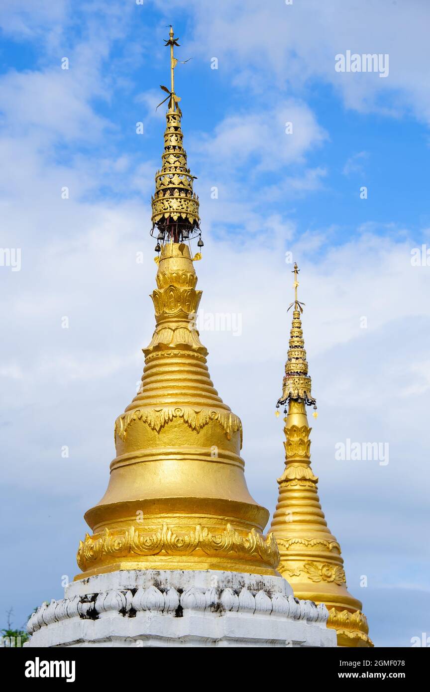 goldene Pagoden mit blauem bewölktem Himmel im Hintergrund Stockfoto