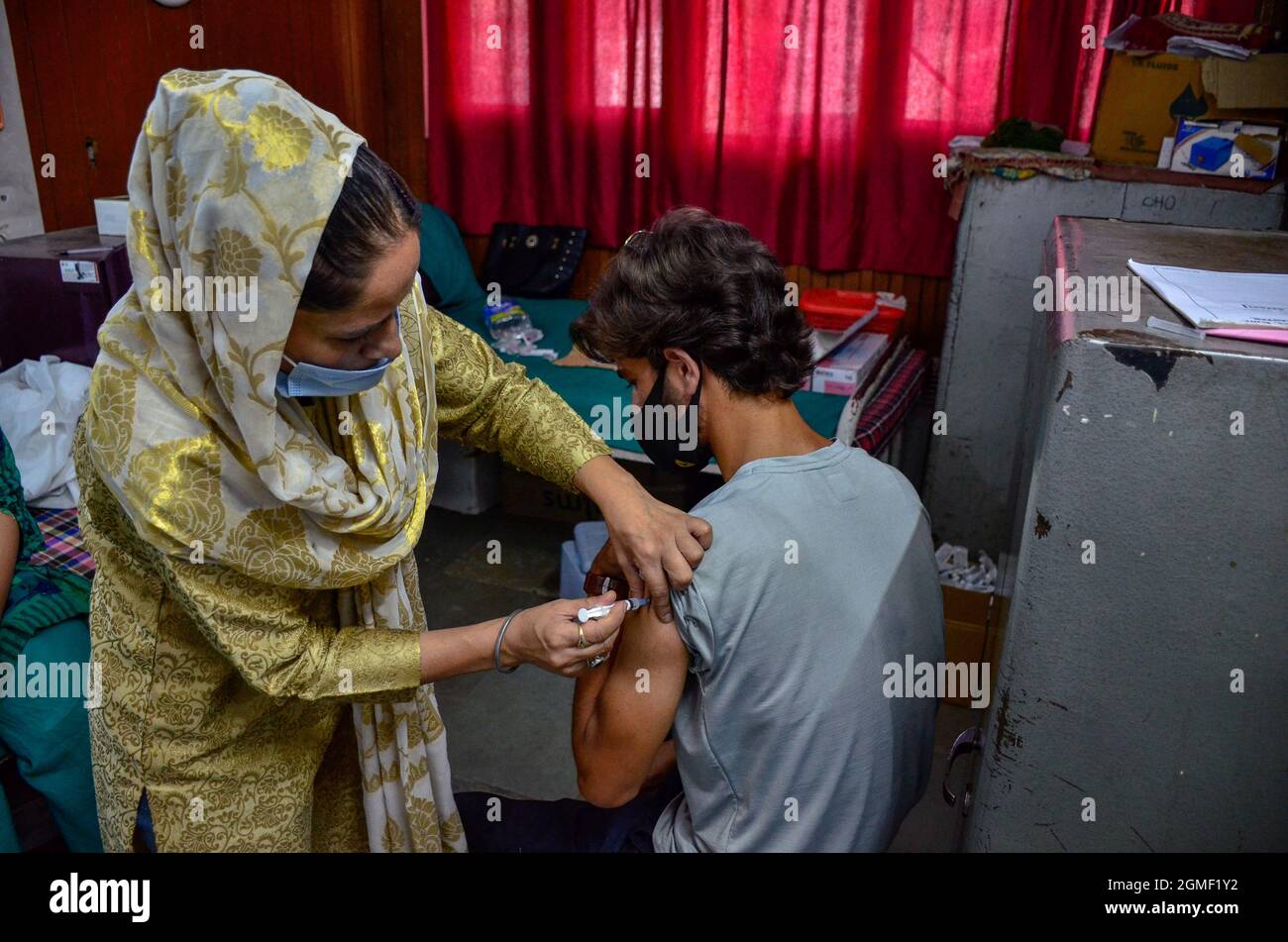 Ein Gesundheitsmitarbeiter impft während einer Impfkampagne einen Mann mit Covishield Coronavirus-Impfstoff. (Foto von Saqib Majeed / SOPA Images/Sipa USA) Stockfoto