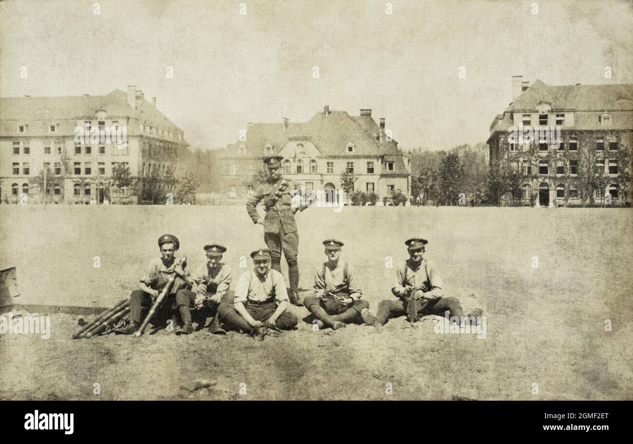 Ein Bild aus der Zeit des Ersten Weltkriegs von sechs Soldaten der britischen Armee, möglicherweise aus einem leichten Infanterieregiment. Sie scheinen an der Küste einer französischen Stadt zu sein. Der sitzende Soldat heißt als zweiter von links William. Stockfoto