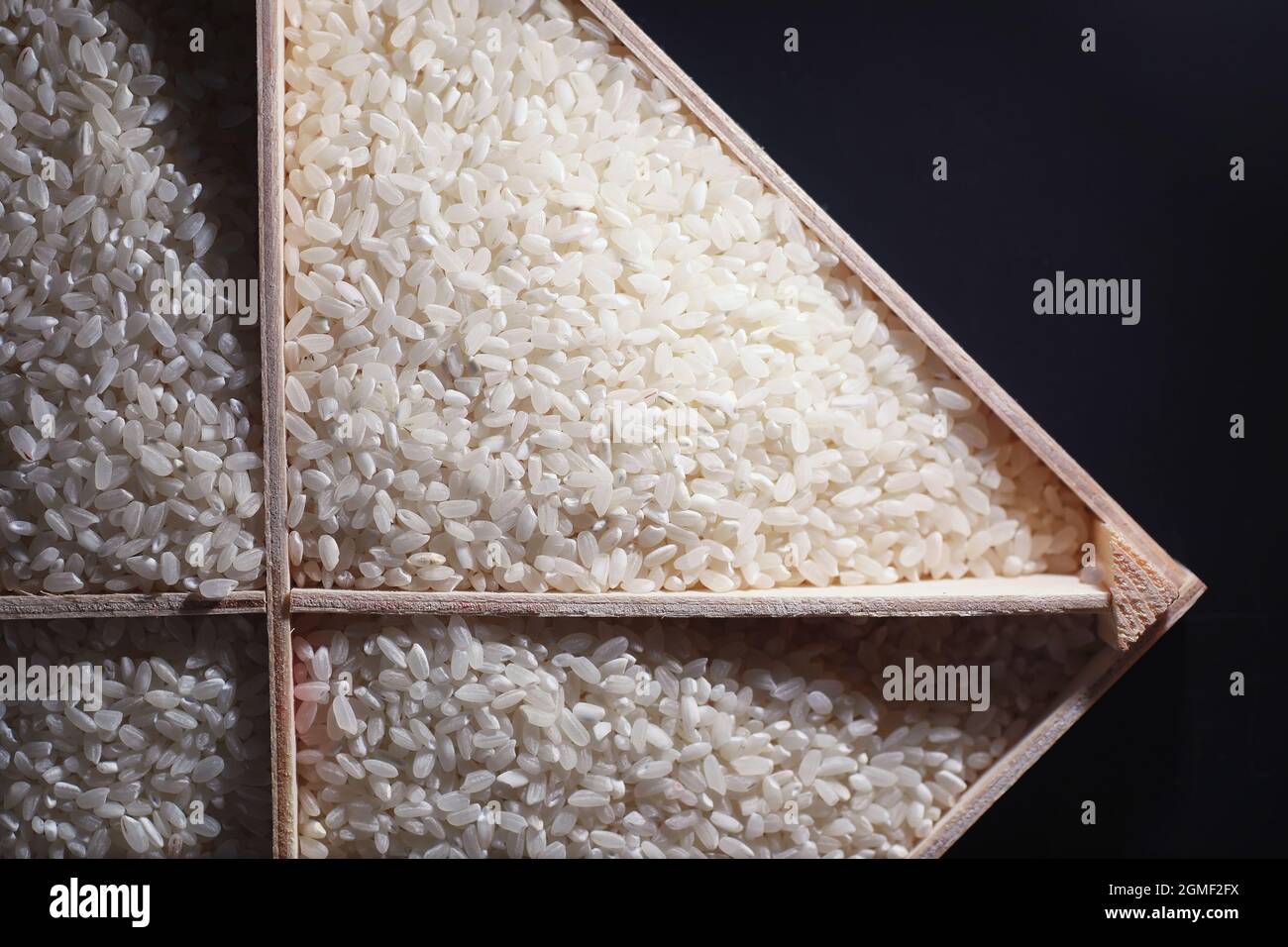 Eine Reihe von Getreidekörnern. Reis, Buchweizen und Hirse Grütze in  Holztablett. Ein Lebensmittelgeschäft Satz von Getreide. Import von Getreide  Stockfotografie - Alamy
