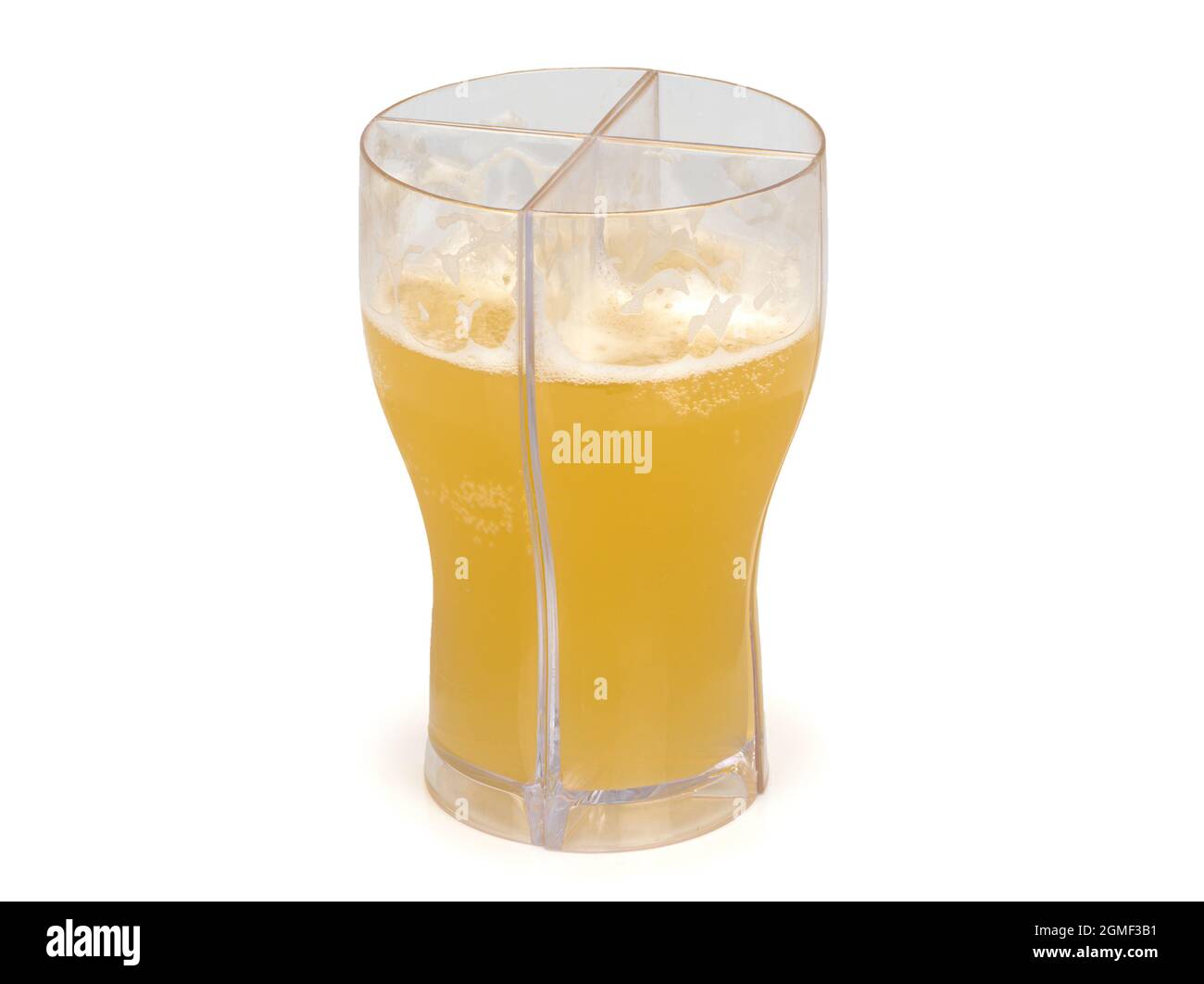 Leichtes Bier im Glas. Glas, in vier Teile geteilt Stockfoto