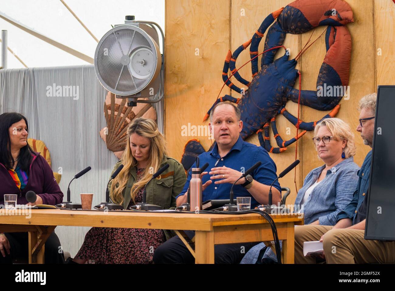 „The Route to 2030“: Henry Dimbleby und Panel beim Abergavenny Food Festival 2021 Stockfoto