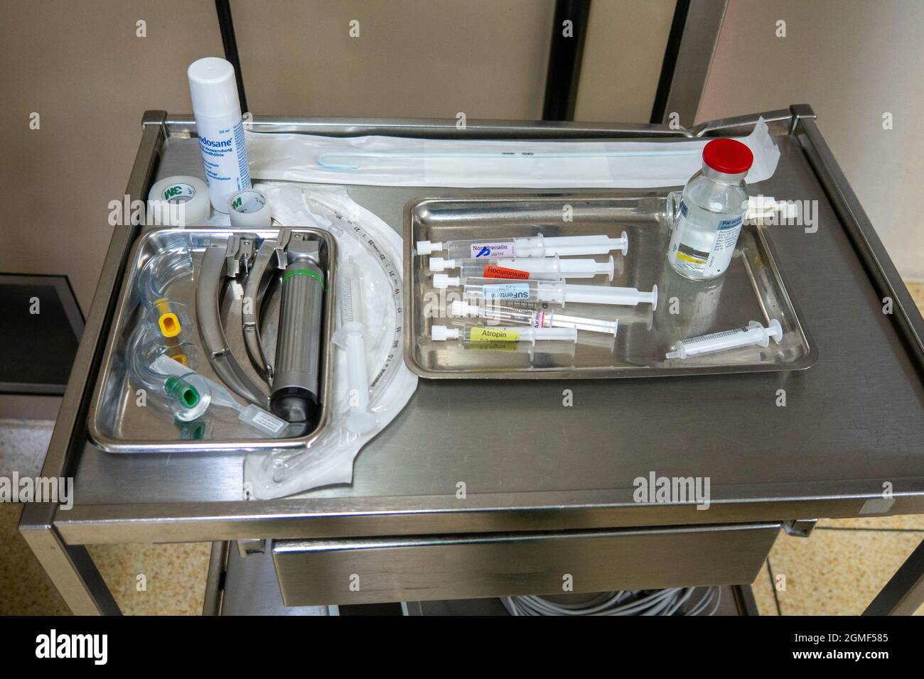 Auf dem Metalltisch werden verschiedene Medikamente und ein Röhrchen zur Durchführung der Intubation Anästhesie platziert Stockfoto