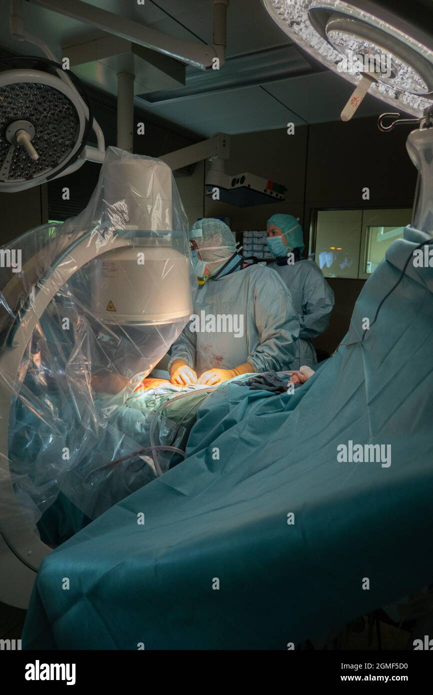 In einem Operationssaal wird eine Gefäßoperation durchgeführt Stockfoto