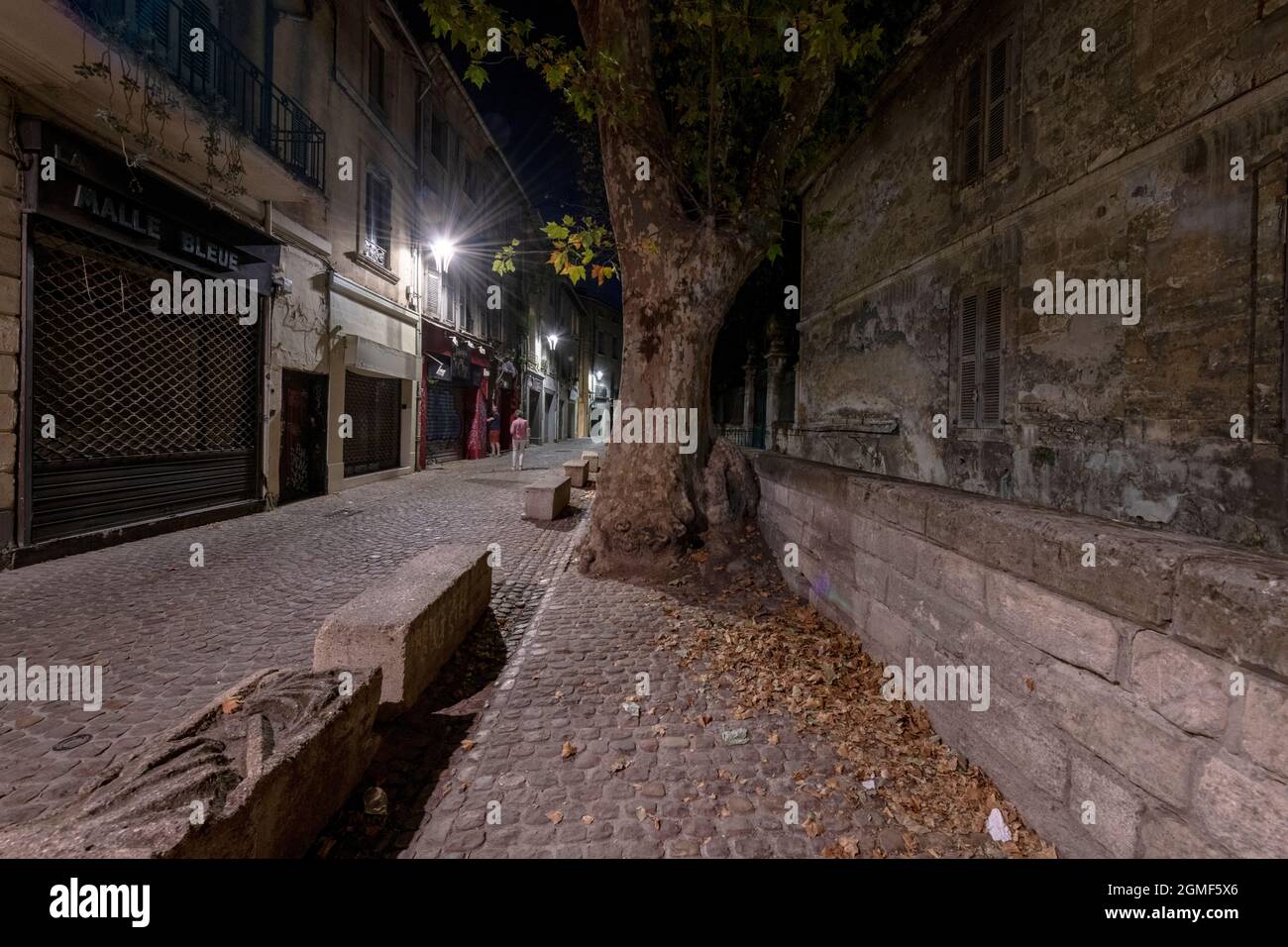 Nachtaufnahme von Rues des Teinturiers, Avignon, Frankreich. Stockfoto