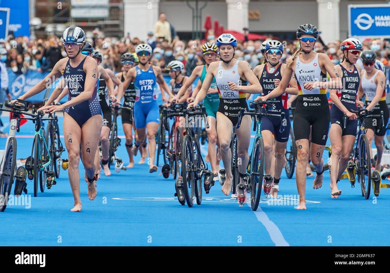 Hamburg, Deutschland. September 2021. Triathlon: ITU World Triathlon Series/World Championship, Damen. Teilnehmer im Übergangsbereich am Rathausmarkt. Quelle: Georg Wendt/dpa/Alamy Live News Stockfoto