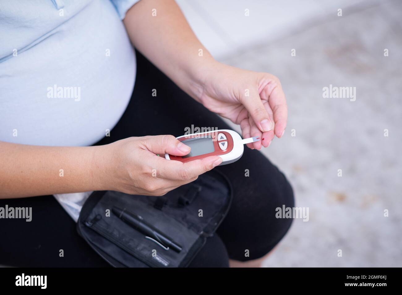 Schwangere überprüfen Blutkontrolle Risiko Zuckerspiegel für Gestationszustand. Weibliche Schwangerschaft Gesundheit Glukosemessgerät Konzept für Glucometer, Medic Stockfoto