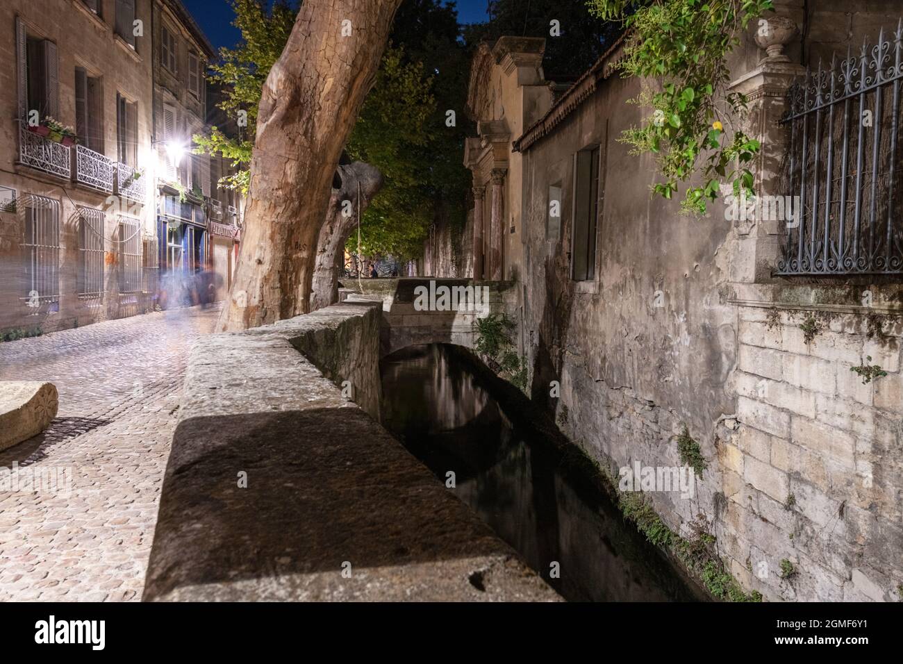 Die Steinbrücke, die zur Chapelle Sainte Croix, Rue des Teinturiers, Avignon, Frankreich führt. Stockfoto