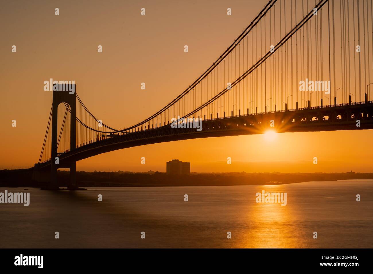 Staten Island, NY - USA - 18. September 2021: Landschaftsansicht der Verrazzano-Narrows Bridge, von Fort Wadsworth im Gateway National Recreati aus gesehen Stockfoto