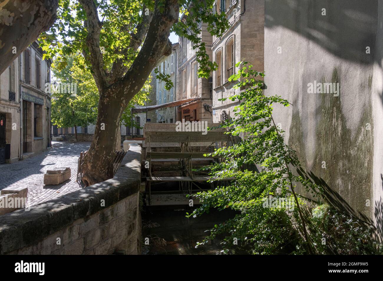 Ein altes Wasserrad auf der Rue des Teinturiers, Avignon, Frankreich. Stockfoto