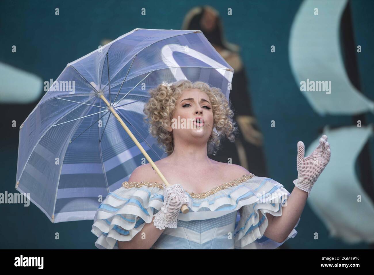 London UK 18 Sep 2021 Royal Opera HMS PINAFORE Gilbert and Sullivan,West End Live die Show, die kostenlose Aufführungen von Londons berühmtesten West End Musicals bietet, live und kostenlos auf dem Trafalgar Square. Paul Quezada-Neiman/Alamy Live News Stockfoto