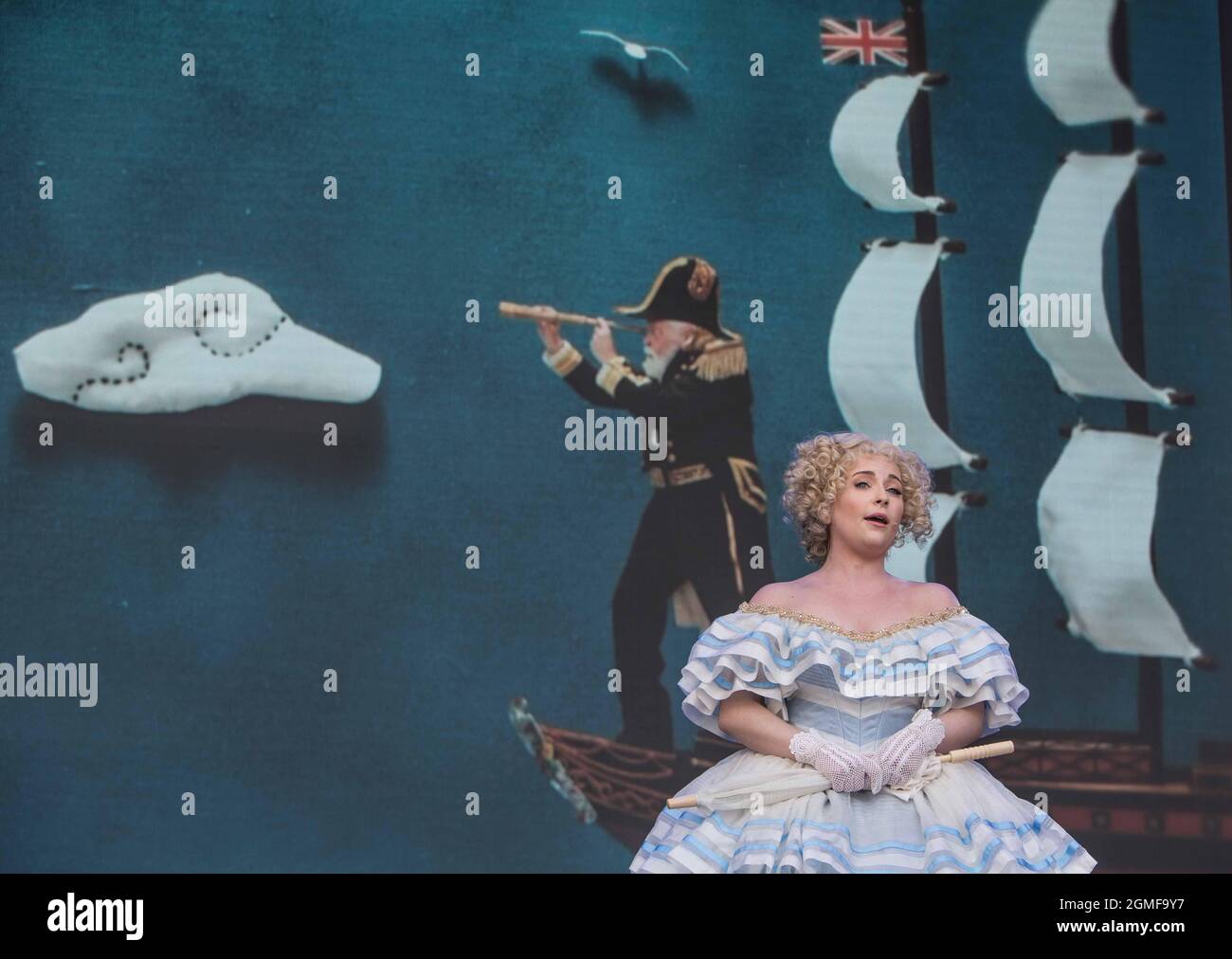 London UK 18 Sep 2021 Royal Opera HMS PINAFORE Gilbert and Sullivan,West End Live die Show, die kostenlose Aufführungen von Londons berühmtesten West End Musicals bietet, live und kostenlos auf dem Trafalgar Square. Paul Quezada-Neiman/Alamy Live News Stockfoto