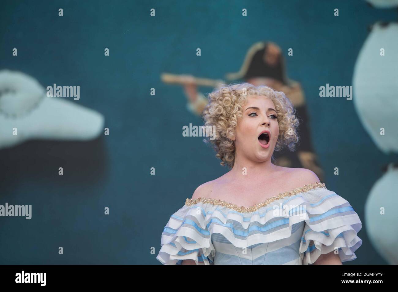 London UK 18 Sep 2021 Royal Opera HMS PINAFORE Gilbert and Sullivan,West End Live die Show, die kostenlose Aufführungen von Londons berühmtesten West End Musicals bietet, live und kostenlos auf dem Trafalgar Square. Paul Quezada-Neiman/Alamy Live News Stockfoto