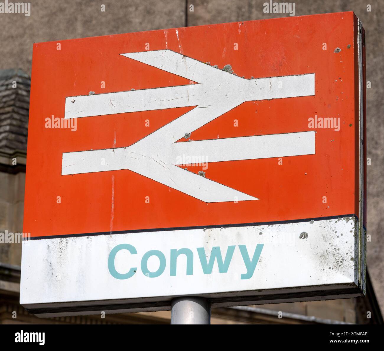 Schild „British Rail Station“ am Bahnhof Conwy, Conwy, North Wales, Großbritannien Stockfoto