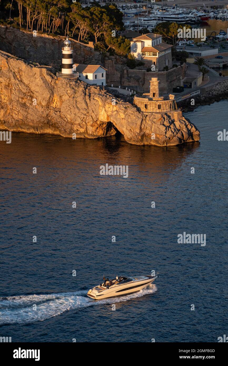 Leuchtturm Punta de Sa Creu, Hafen Soller, Mallorca, Balearen, Spanien. Stockfoto