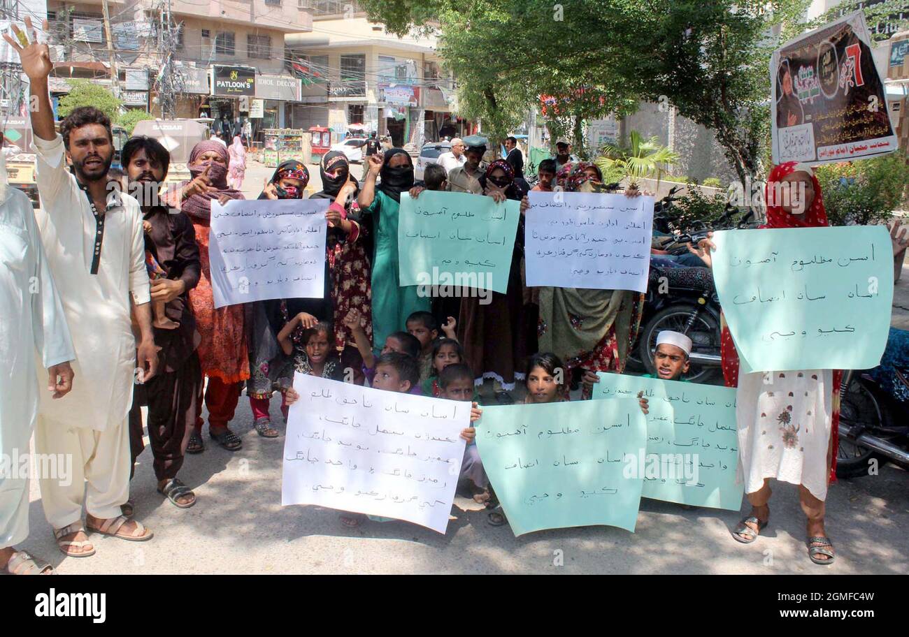 Bewohner von Halanaka veranstalten am Samstag, dem 18. September 2021, im Hyderabad-Presseclub eine Protestdemonstration gegen die hohe Händigkeit einflussreicher Menschen. Stockfoto