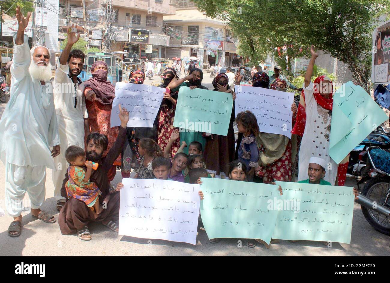 Bewohner von Halanaka veranstalten am Samstag, dem 18. September 2021, im Hyderabad-Presseclub eine Protestdemonstration gegen die hohe Händigkeit einflussreicher Menschen. Stockfoto