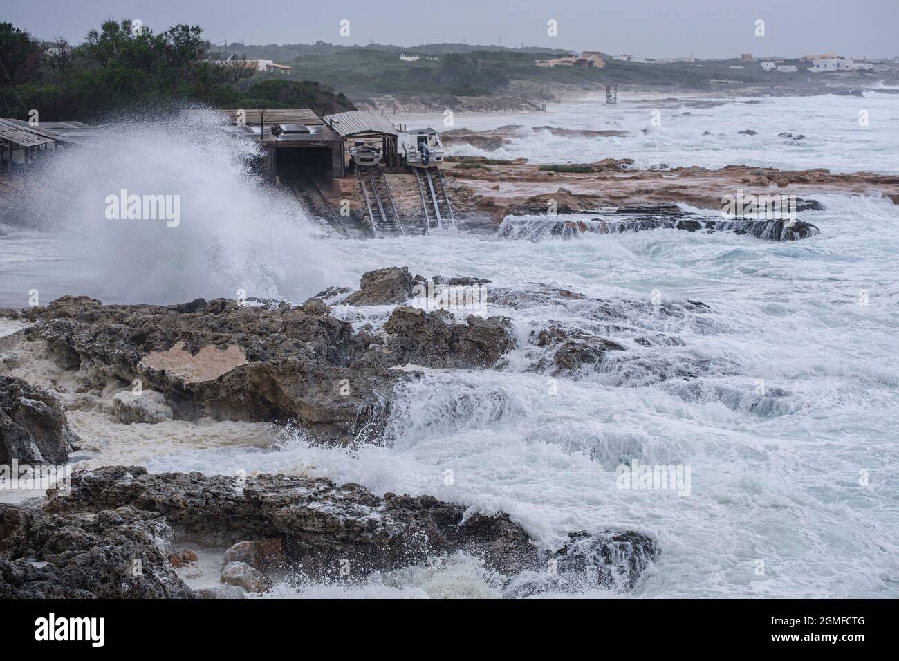 Starke Wellen an der Küste von Tramuntana, Formentera, Pitiusas-Inseln, Balearengemeinschaft, Spanien. Stockfoto